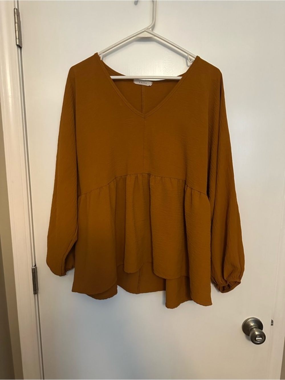 entro Textured V-Neck Peplum Blouse - Mustard Brown size large EUC